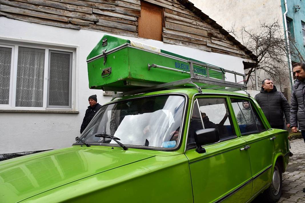 Ölen adamın cenazesini o arabanın üzerine koyup gezdirdiler! Meğer vasiyeti böyleymiş, yıllarca gözü gibi bakmış 8